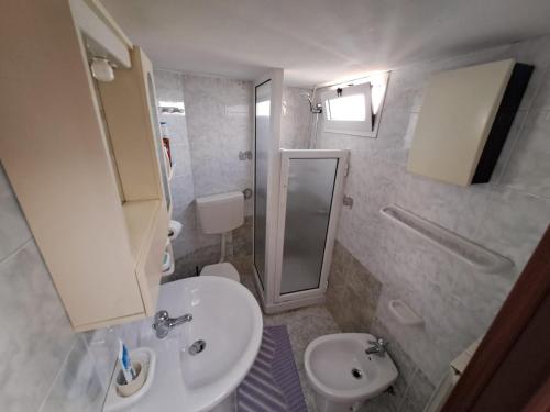 La petite salle de bains est pourvue d'un lavabo et de toilettes. dans l'établissement GTCasaVacanze, à Brindisi