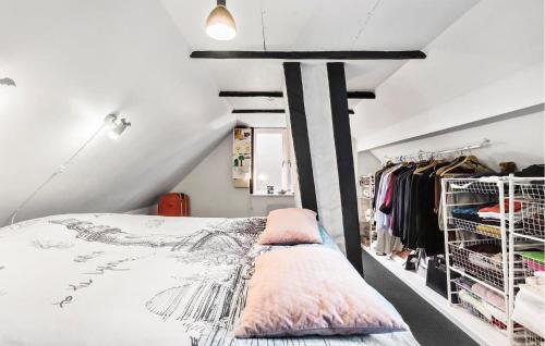 1 dormitorio con cama y armario en 1 Bedroom Cozy Home In Rnne en Rønne