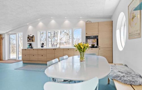 Dapur atau dapur kecil di Amazing Home In Grenaa With Kitchen