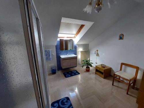 ein Wohnzimmer mit einem Waschbecken und einem Stuhl in der Unterkunft Affittacamere Via Carducci in Gubbio