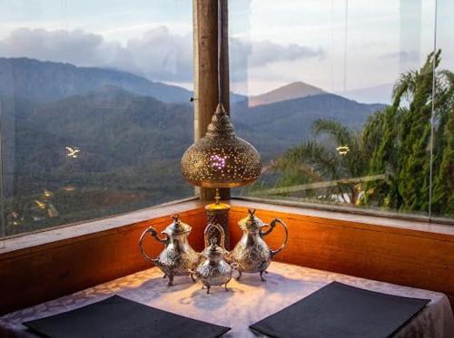 a group of three birds sitting on a window sill at Canto dos Prazeres Lavras Novas in Lavras Novas