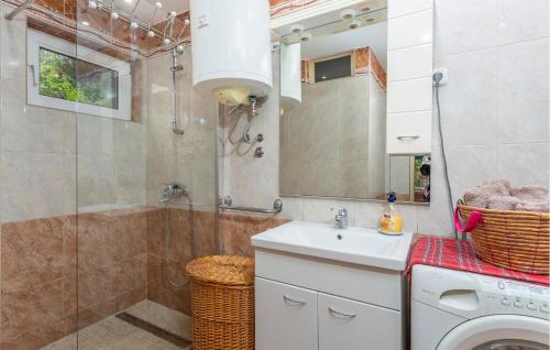 a bathroom with a shower and a sink and a washing machine at 3 Bedroom Pet Friendly Home In Omisalj in Omišalj