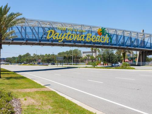 un'autostrada con un cartello che recita Daytonoit Beach di Sunglow Resort 305 a Daytona Beach