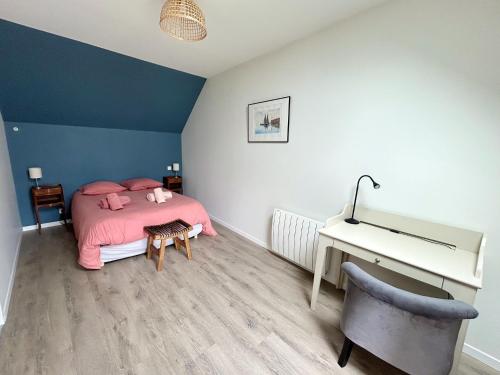 - une chambre avec un lit rose et un bureau dans l'établissement Toudig - Maison avec terrasse et jardin, à Plougastel-Daoulas