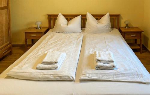 uma grande cama branca com duas toalhas em 1 Bedroom Stunning Apartment In Graal-mritz ostseehe em Graal-Müritz