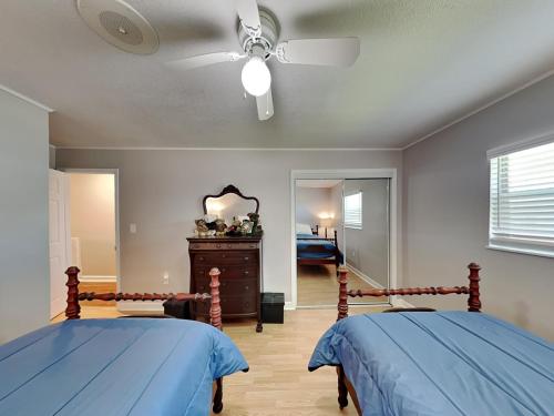 1 Schlafzimmer mit 2 Betten und einem Deckenventilator in der Unterkunft Country Charmer in Sevierville