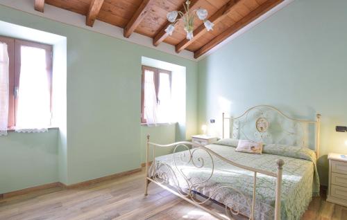 een slaapkamer met een bed in een kamer met groene muren bij Gorgeous Apartment In Borgo A Mozzano With Wifi in Borgo a Mozzano