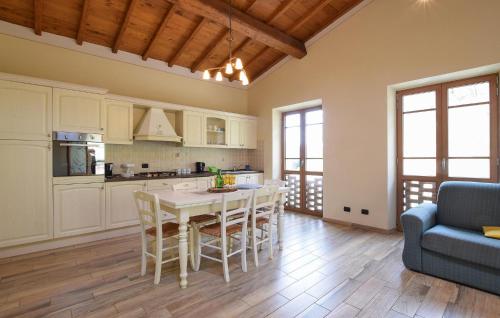 een keuken en eetkamer met een tafel en stoelen bij Gorgeous Apartment In Borgo A Mozzano With Wifi in Borgo a Mozzano