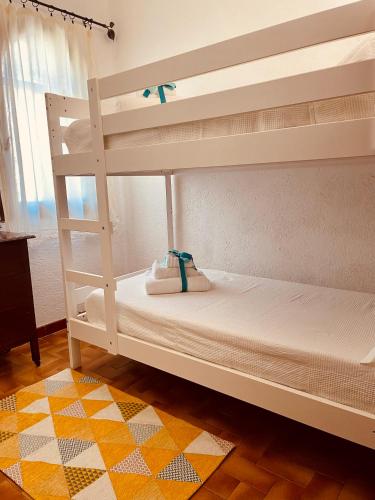 - un lit superposé blanc avec un sac dans l'établissement Villa Stella, à Torre delle Stelle