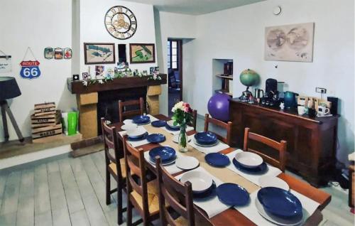 - une table à manger avec des plats bleus et blancs dans l'établissement Stunning Home In Sarrians, à Sarrians