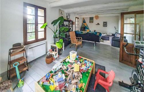 - un salon avec une table et des jouets dans l'établissement Stunning Home In Sarrians, à Sarrians