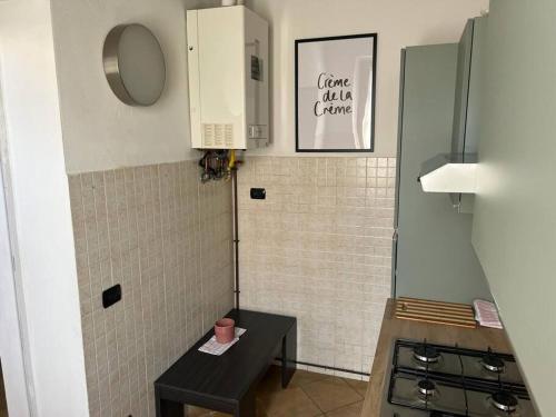 uma pequena casa de banho com uma mesa e um lavatório em "Biancospino" Alloggio Turistico a Milano em Vimodrone