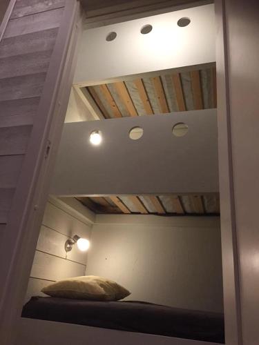 a bunk bed in a room with a ceiling at Hangvar Skola Musiksalen in Lärbro