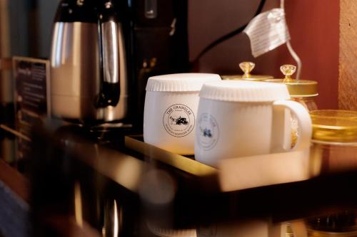 Tetera y cafetera en The Chandler Hotel