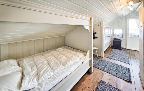 En eller flere senge i et værelse på Gorgeous Home In Rjukan With Kitchen