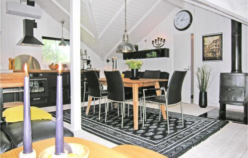 ein Esszimmer und ein Wohnzimmer mit einem Tisch und Stühlen in der Unterkunft Nice Home In Humble With Kitchen in Humble