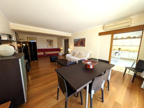ein Wohnzimmer mit einem Tisch und einem Sofa in der Unterkunft Vilamoura House in Vilamoura