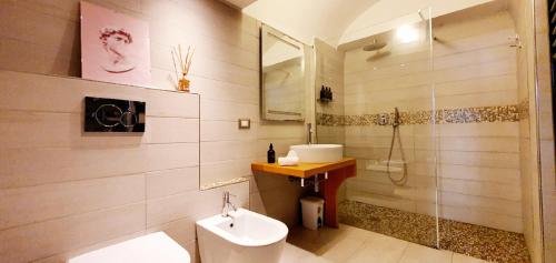 Un baño con lavabo, inodoro y ducha. en La Petite - Certaldo, en Certaldo