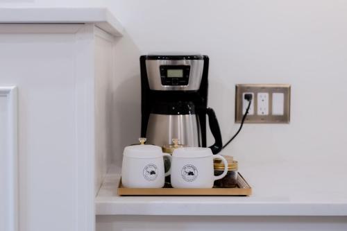 Tetera y cafetera en The Chandler Hotel
