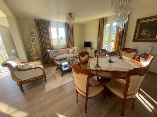 a living room with a dining room table and chairs at Samorinha House in Assares