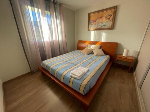 una piccola camera con un letto in una stanza di Samorinha House a Assares