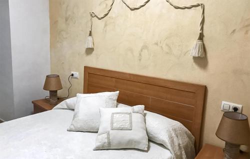 - une chambre avec un lit doté de draps et d'oreillers blancs dans l'établissement Pet Friendly Apartment In San Javier With Kitchen, à San Javier