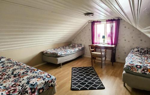 Zimmer im Dachgeschoss mit 2 Betten und einem Tisch in der Unterkunft Pet Friendly Home In Borgholm With Wifi in Borgholm