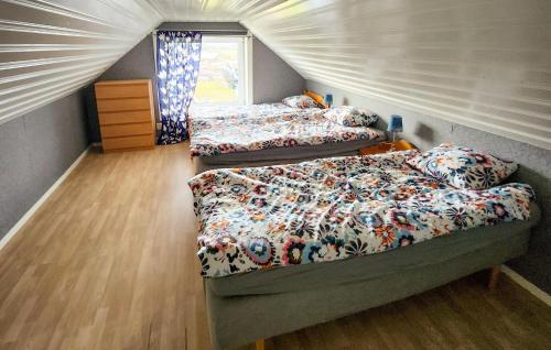 3 Betten in einem Zimmer mit Dachgeschoss in der Unterkunft Pet Friendly Home In Borgholm With Wifi in Borgholm