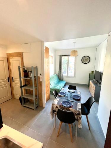 un salon avec une table et des chaises dans l'établissement Appartement 3 pièces GREEN ART ****, au Cannet