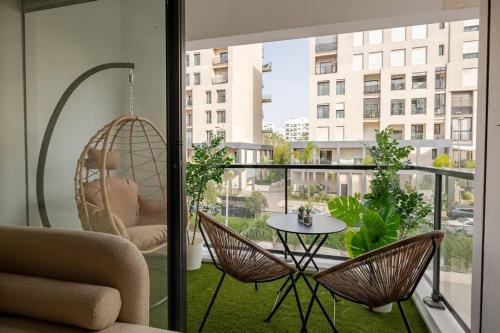 - un balcon avec un hamac, une table et des chaises dans l'établissement TT Holidays- Hay Riad, à Rabat