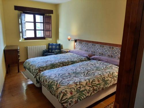 Pesaguero-La ParteにあるOlmares Apartamento Picos de Europaのベッドルーム1室(ベッド2台、窓付)