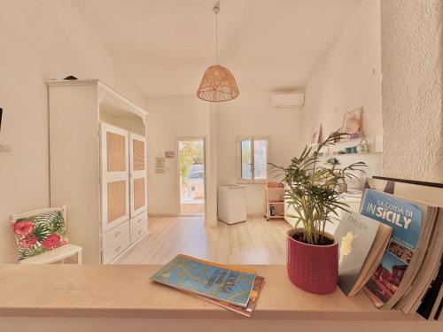 a living room with a table and a potted plant at At the Seacily in Fontane Bianche