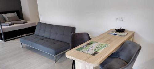 ein Wohnzimmer mit einer Bank, einem Tisch und einer Couch in der Unterkunft Apartmani Bujrum in Sarajevo