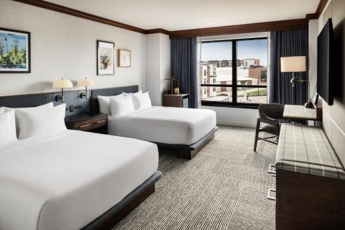 Postel nebo postele na pokoji v ubytování Hyatt Regency Coralville