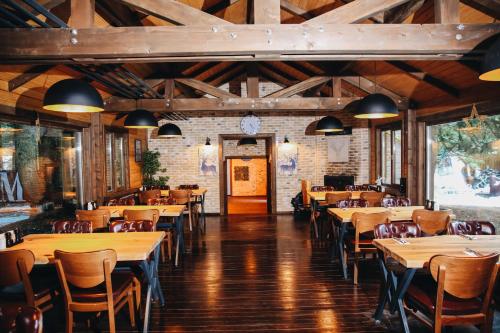 a dining room with wooden tables and chairs at Karinna Orman Evleri & Non Alcohol in Uludag