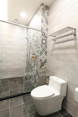 a bathroom with a toilet and a shower at 玉蘭函館民宿Yulan Hokodate in Datong