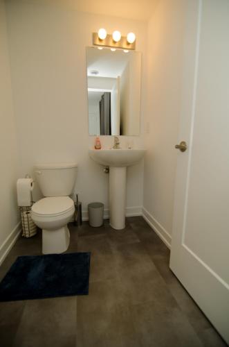 Ένα μπάνιο στο Niagara Escape Crib: 3km from NiagaraFalls