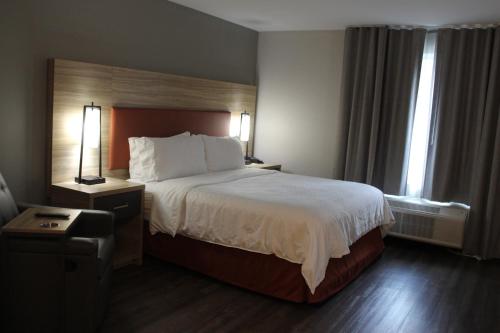 Кровать или кровати в номере Candlewood Suites - Nashville South by IHG