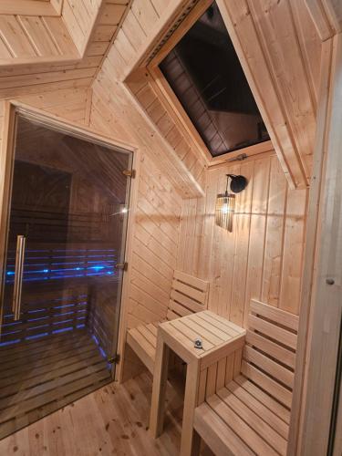 - un sauna avec un banc dans une pièce en bois dans l'établissement Ostoja pod Osówką Dom Cisza, à Sierpnica