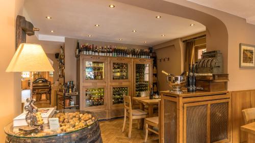 ein Weinproberaum mit einer Bar und einem Tisch in der Unterkunft Weinhotel des Riesling Zum Grünen Kranz in Rüdesheim am Rhein