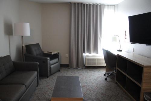 Телевизор и/или развлекательный центр в Candlewood Suites - Nashville South by IHG