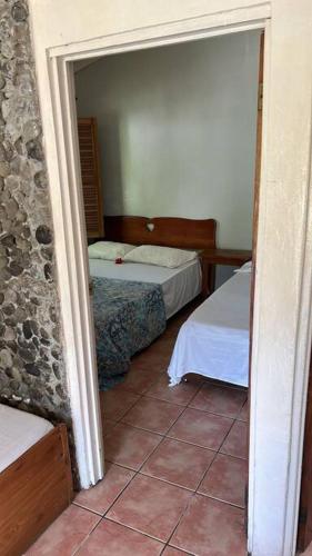 een kamer met 2 bedden en een kamer met 2 bedden bij Villa 8 personas in Puntarenas