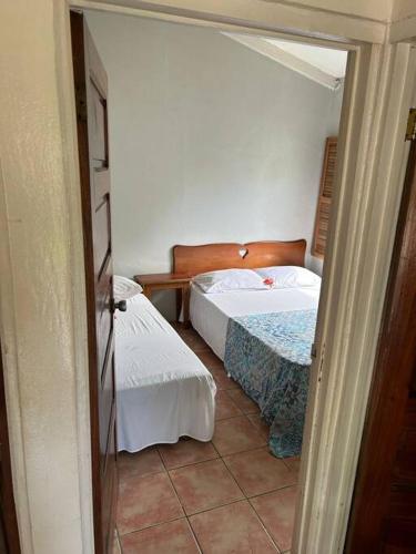 1 Schlafzimmer mit 2 Betten in einem Zimmer in der Unterkunft Villa 8 personas in Puntarenas