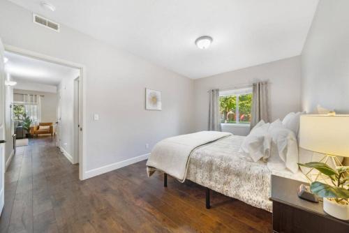 Ένα ή περισσότερα κρεβάτια σε δωμάτιο στο Condo with Sauna & Fitness Center, Extended Stay Savings