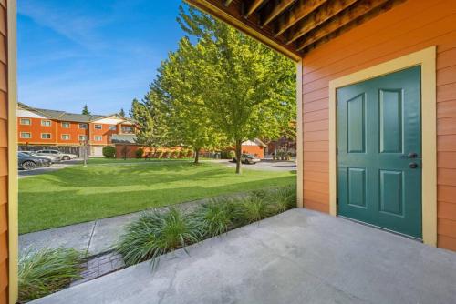 Κήπος έξω από το Condo with Sauna & Fitness Center, Extended Stay Savings