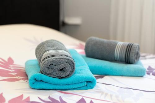 a pile of towels on top of a bed at Gite 4 entre 2 et 4 personnes in Reynès