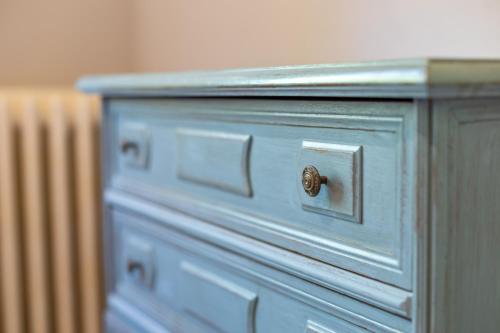 a blue chest of drawers with a radiator at Gite 4 entre 2 et 4 personnes in Reynès