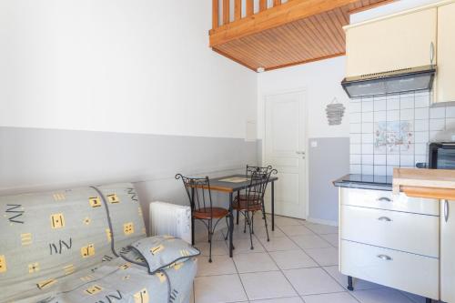 a kitchen with a table and a bed in a room at Gite 4 entre 2 et 4 personnes in Reynès