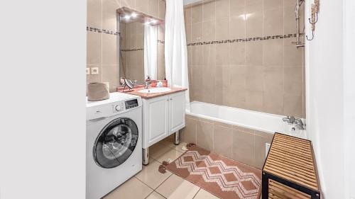 bagno con lavatrice e lavandino di Homey Coloc Dolce - Proche gare et tram, Balcon, Wifi ad Ambilly