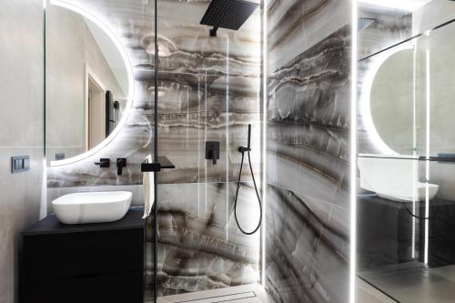 een badkamer met een wastafel en een spiegel bij HEVENIA POGORZELICA - Apartament 4 in Pogorzelica